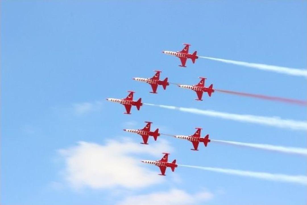 T&uuml;rk Yıldızları Anneler G&uuml;n&uuml;&rsquo;n&uuml; Unutmadı