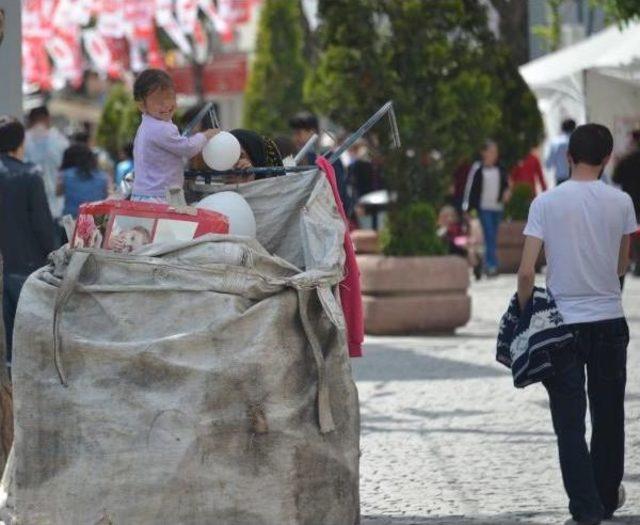 Anneler Günü'nde, 2 Yaşındaki Kızıyla Birlikte Kağıt Topladı