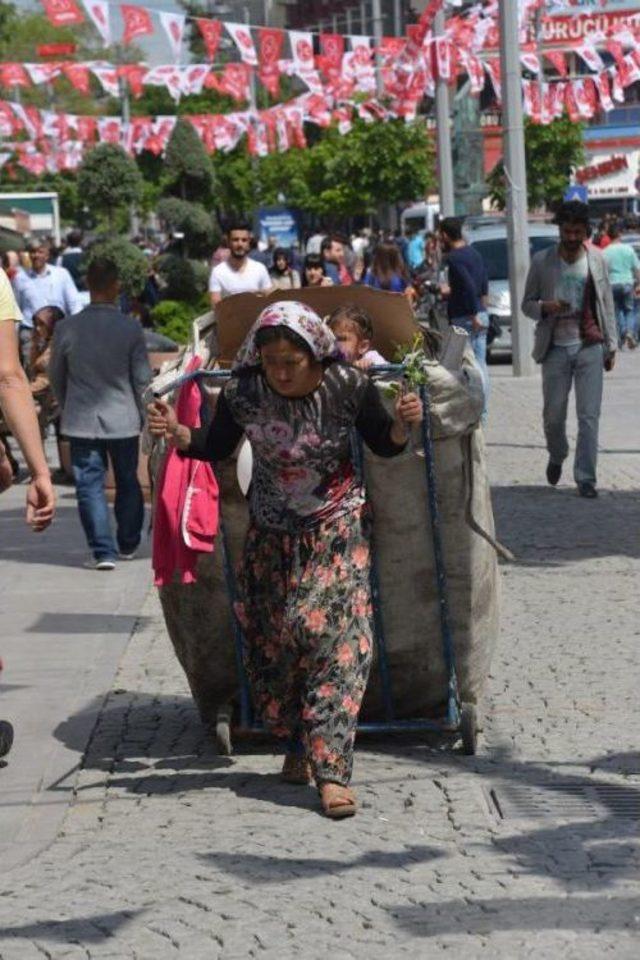 Anneler Günü'nde, 2 Yaşındaki Kızıyla Birlikte Kağıt Topladı