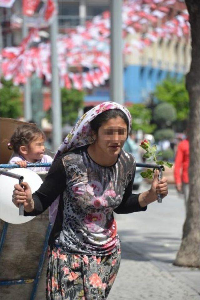 Anneler Günü'nde, 2 Yaşındaki Kızıyla Birlikte Kağıt Topladı