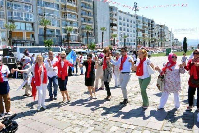 Ak Partili Adaylar Kordon'da Gül Dağıttı