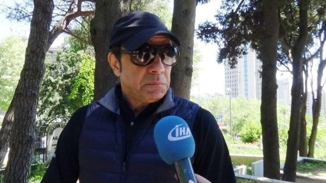 Kerem Alışık Anneler G&uuml;n&uuml; Annesinin Kabrine Koştu