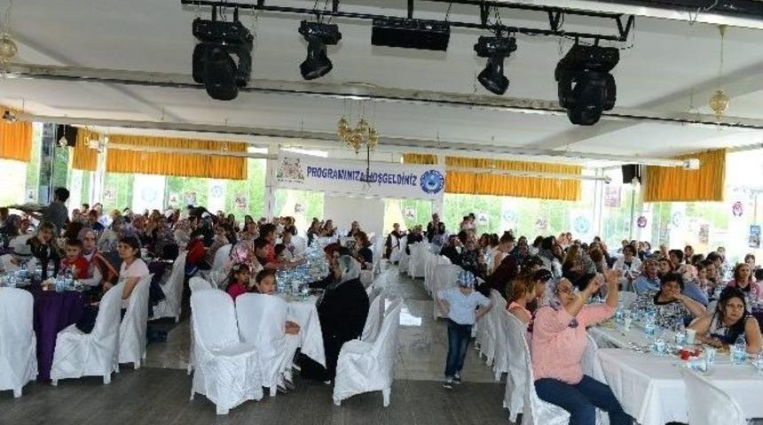 Başkan G&uuml;naydın Anneleri Unutmadı