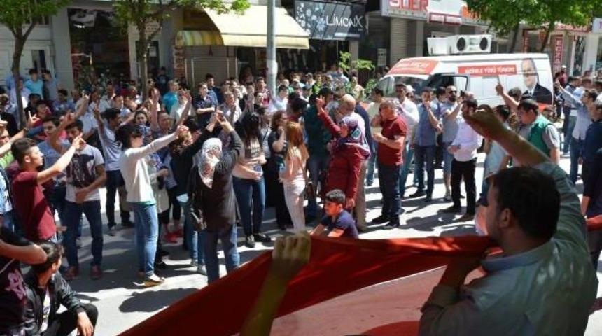 Soma'da Faciasında &Ouml;lenler, Anneler G&uuml;n&uuml;'nde Y&uuml;r&uuml;y&uuml;ş Ve Metingle Anıldı