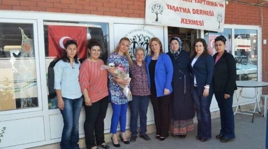 Ak Kadınlar Fatma Cavlu&rsquo;yu Yılın Annesi Se&ccedil;ti
