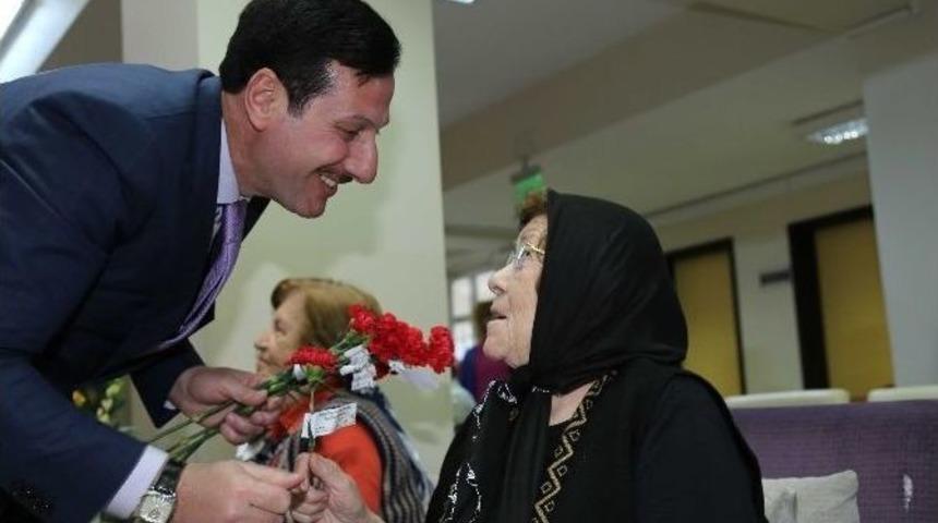 Erdoğan Tok Huzur Evindeki Anneleri Sevindirdi