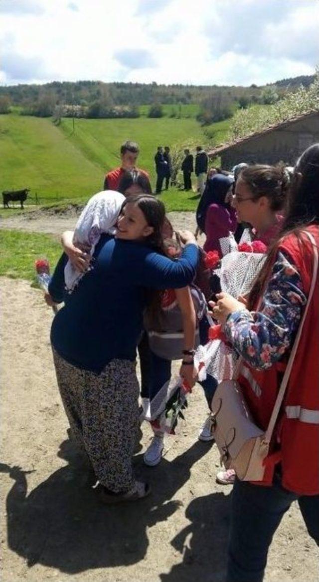 Tarlada Çalışan Kadınlara Anneler Günü Kutlaması