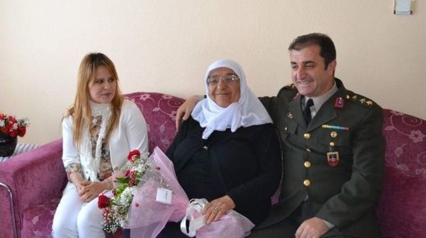 Kulu&rsquo;da Jandarma&rsquo;dan Annelere &Ccedil;i&ccedil;ek