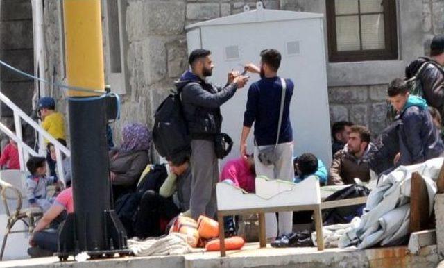 Sahil G&uuml;venlik Ka&ccedil;aklara Hayat Işığı Oldu 1