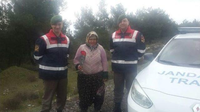 Jandarmadan Kadınlar G&uuml;n&uuml;nde &Ouml;rnek Davranış 1