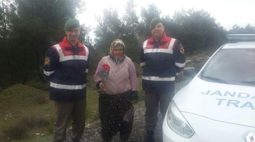 Jandarma&rsquo;dan Annelere Karanfil