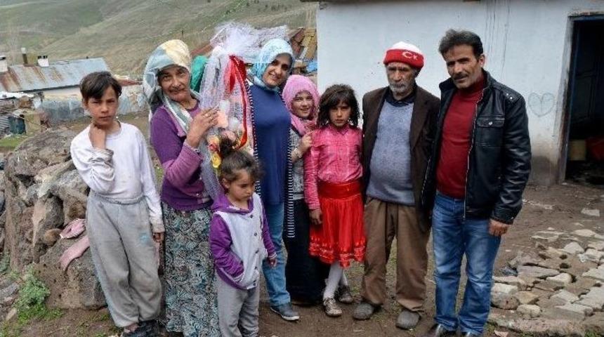 Sarıkamış&rsquo;ta Bedensel Ve Zihinsel Engelli Anne Yılın Annesi Se&ccedil;ildi