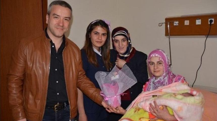 Anneler G&uuml;n&uuml;nde Anne Oldular