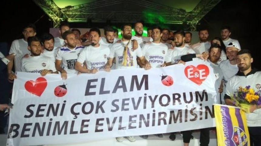 Şampiyonluk Kutlamasında S&uuml;rpriz Evlenme Teklifi