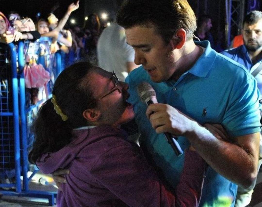 Ad&uuml;&rsquo;de &Ouml;ğrenciler Mustafa Ceceli İle Eğlenceye Doydu