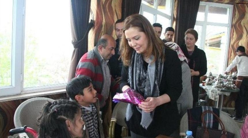 Ak Parti Van Milletvekili Adayı &Ouml;zge Burak Değer, Engelli &Ccedil;ocuklar Ve Anneleri İle Bir Araya Geldi