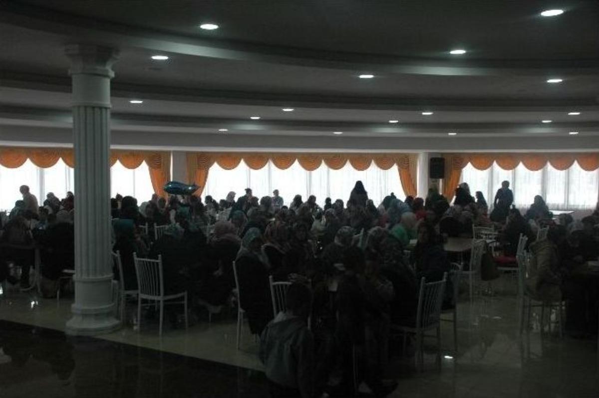 K&uuml;reli Kızlar Memleketinde Hem &Ccedil;ostu Hem &Ccedil;oşturdu