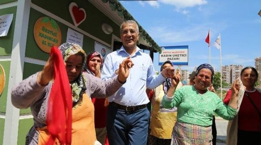 Başkan Tarhan, Kadın &Uuml;retici Pazarı&rsquo;nda Annelerle Halay &Ccedil;ekti