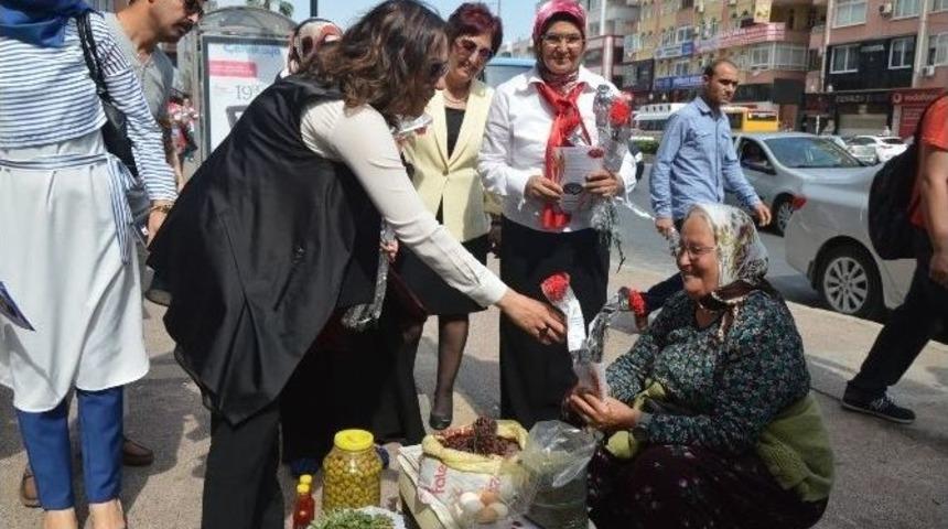 Ak Parti&rsquo;li Kadınlar &rsquo;g&uuml;&ccedil;l&uuml; Anneler G&uuml;&ccedil;l&uuml; T&uuml;rkiye&rsquo; İ&ccedil;in Y&uuml;r&uuml;d&uuml;