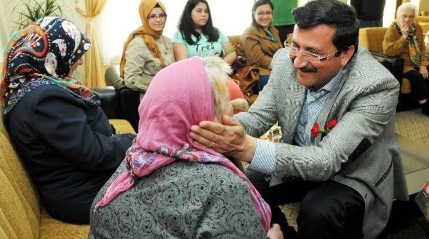 Huzurevinde Anneler G&uuml;n&uuml; Kutlandı