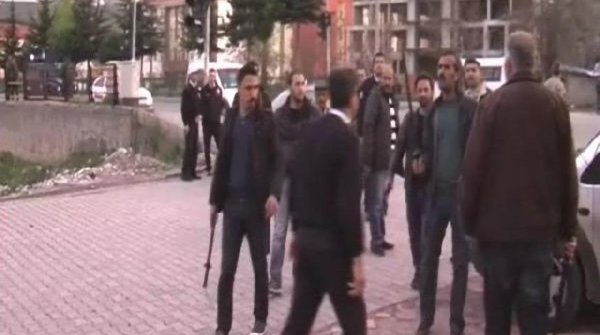 Tatvan'da 2 Aile Arasında &Ccedil;ıkan Kavgada 1 Kişi Yaralandı