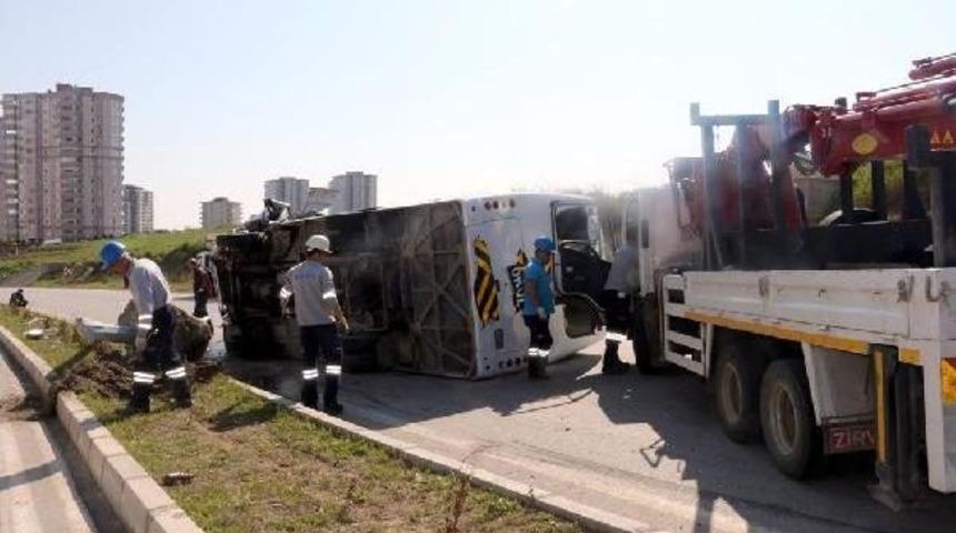 Okul Servisi Ile Otomobil &Ccedil;arpıştı: 2'si &Ouml;ğrenci 5 Yaralı