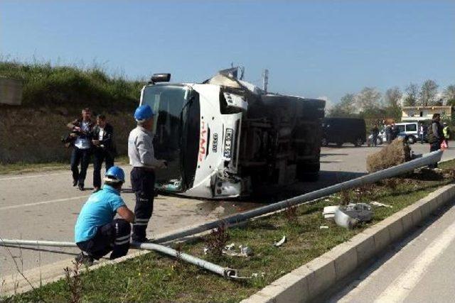 Okul Servisi Ile Otomobil Çarpıştı: 2'si Öğrenci 5 Yaralı