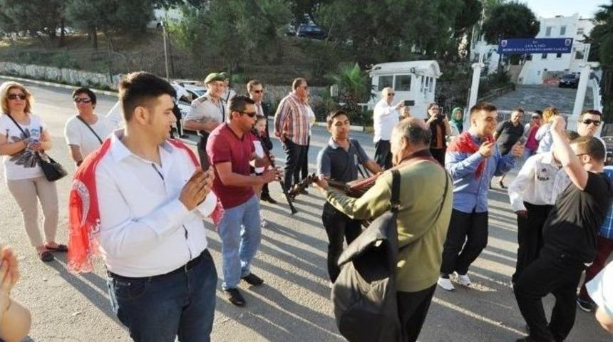 Engelli Gen&ccedil;ler Davul Zurna İle Askere Uğurlandı