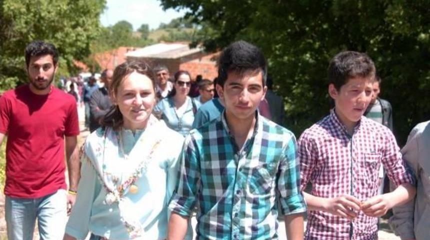 Gen&ccedil;ler 'aşıklar Sokağı'nda Eş Adaylarını Aradı