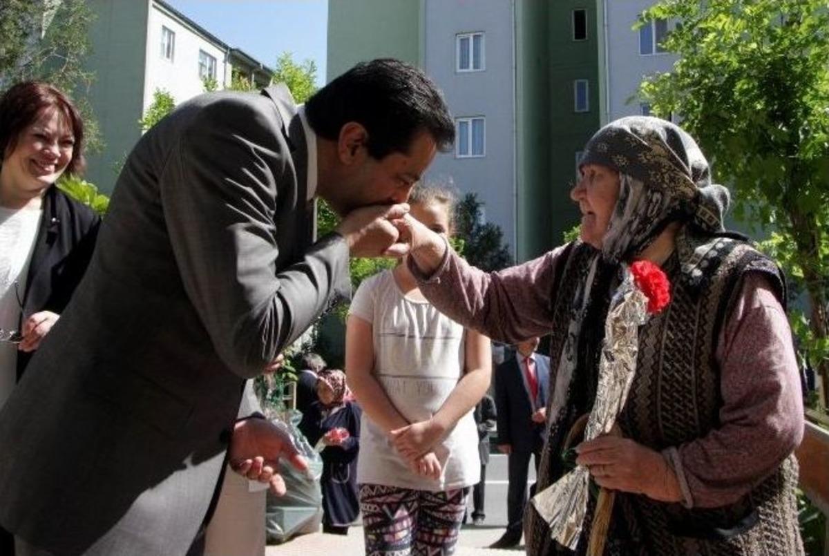 Zırhlıoğlu Annelerin Elini &Ouml;p&uuml;p Duasını Aldı
