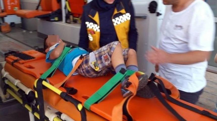 Kocaeli&rsquo;de Otomobil &Ccedil;ocuğa &Ccedil;arptı