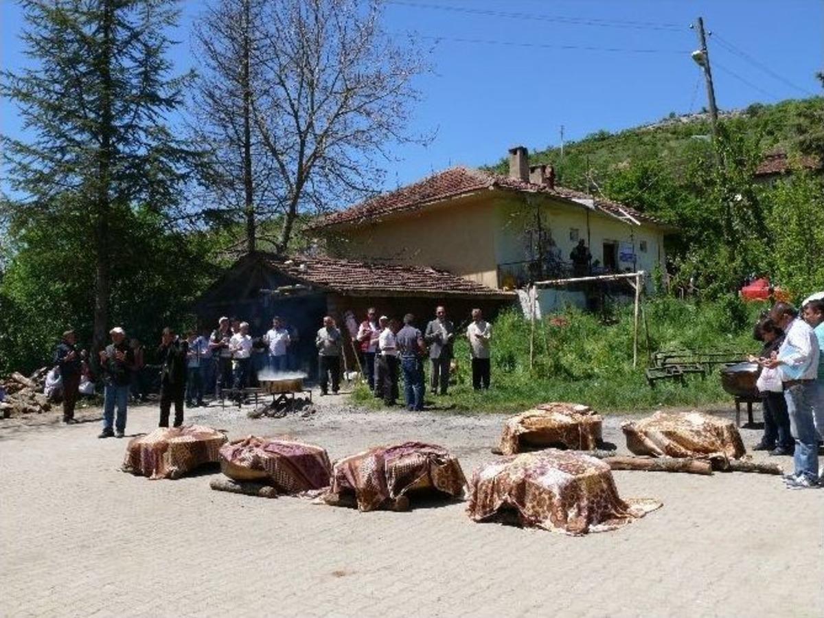 Sel&ouml;z K&ouml;y&uuml;ndeki Hıdrellez Kutlamasında 20 Kazan Etli Pilav Dağıtıldı