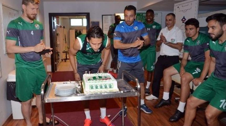 Enes &Uuml;nal&rsquo;a Doğum G&uuml;n&uuml; S&uuml;rprizi