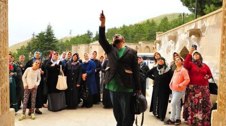 Anneler Eshab-ı Kehfi Gezdi