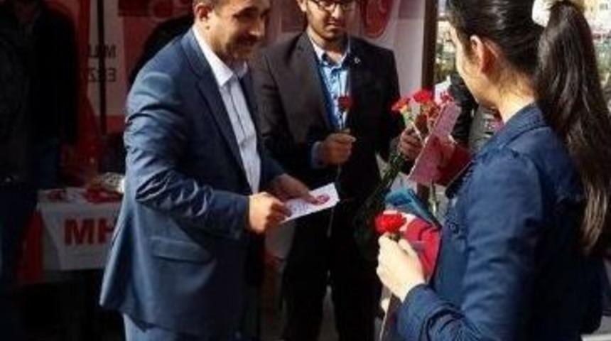 Mhp İl Başkanı Anatepe, Anneler G&uuml;n&uuml;&rsquo;nde Karanfil Dağıttı