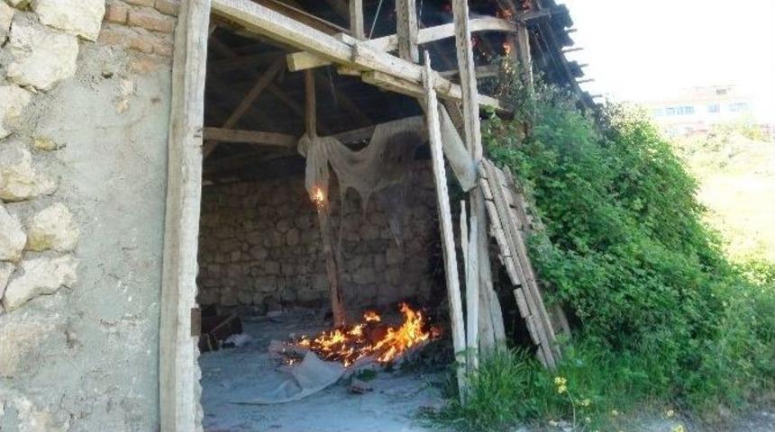 Metruk Evde &Ccedil;ıkan Yangın Paniğe Sebep Oldu