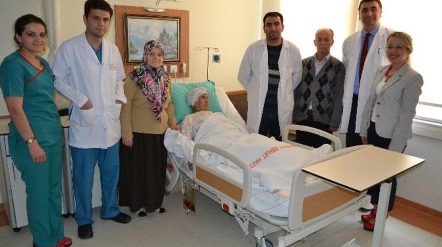 Denizli&rsquo;de 85 Yaşındaki Hastaya Kal&ccedil;a Protezi Yapıldı