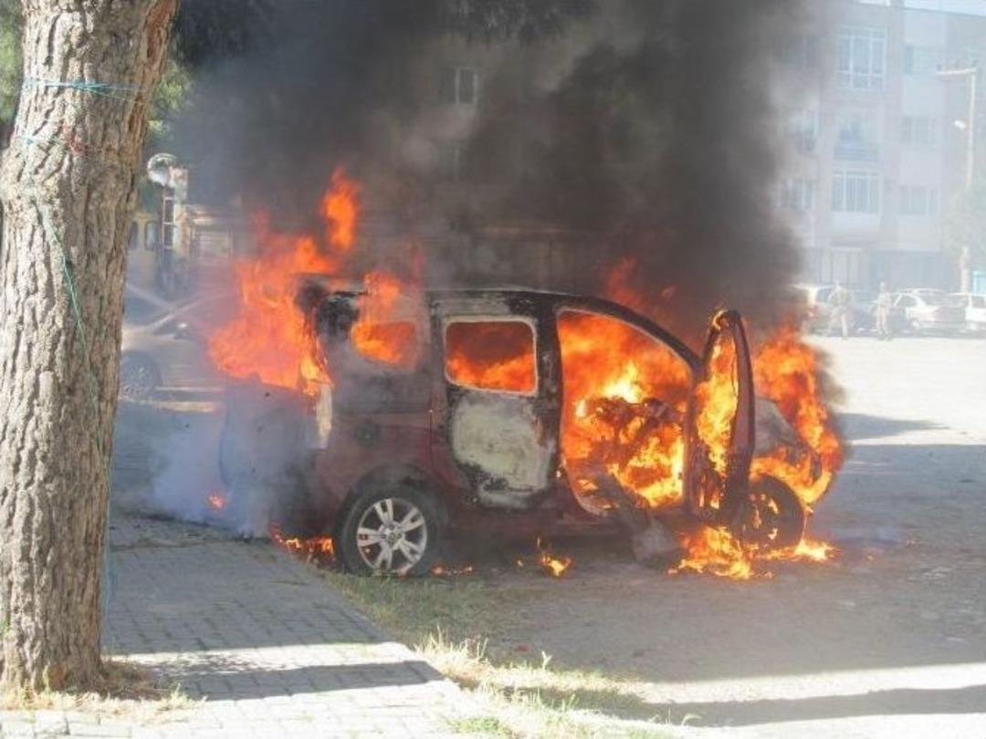 Oyun Oynayan &Ccedil;ocuklar Aracı Yaktı