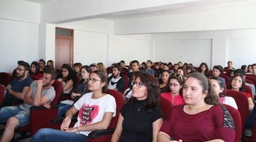 Demirci Myo&rsquo;daki Seminere &Ouml;ğrencilerden Yoğun İlgi