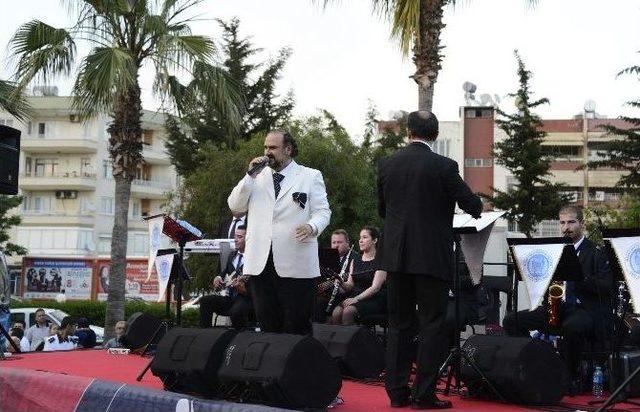 Mersinliler Hakan Aysev Konserlerine Akın Etti