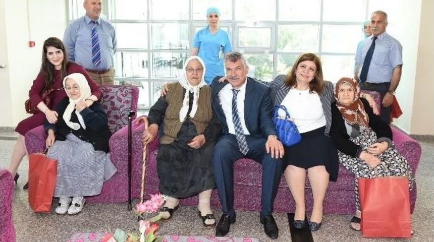 Karalar &Ccedil;ifti Huzurevindeki Anneleri Unutmadı