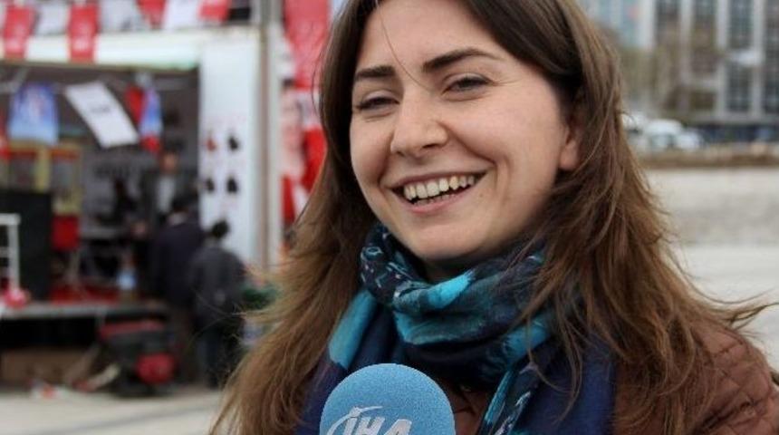 Anneler G&uuml;n&uuml;&rsquo;nde Oyunu İsteyen Kadın Vekil Adayını Oğluna İstedi