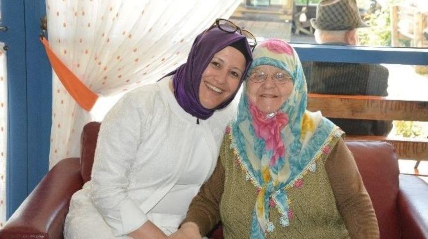 Huzurevinde Kalan Anneler Unutulmadı