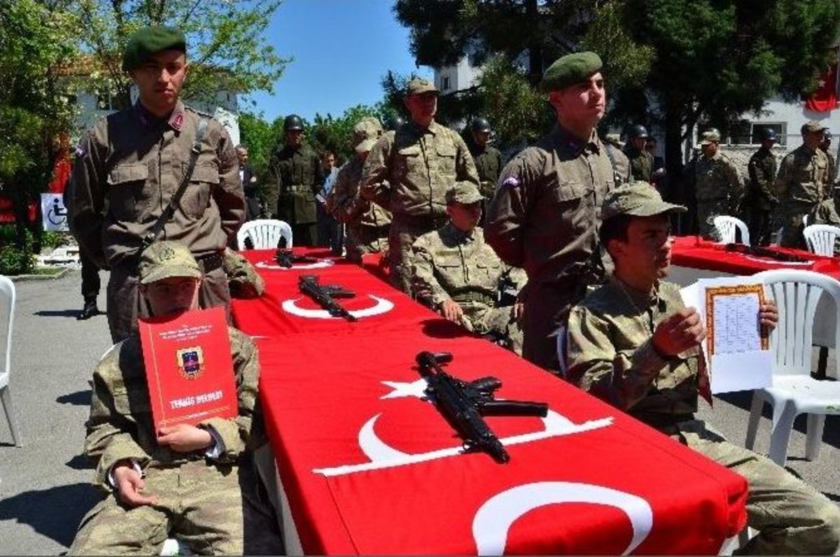 Engelliler 1 G&uuml;nl&uuml;ğ&uuml;ne Asker Oldular