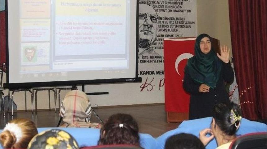Karaman&rsquo;da Kadın Meclisinin Eğitimleri S&uuml;r&uuml;yor