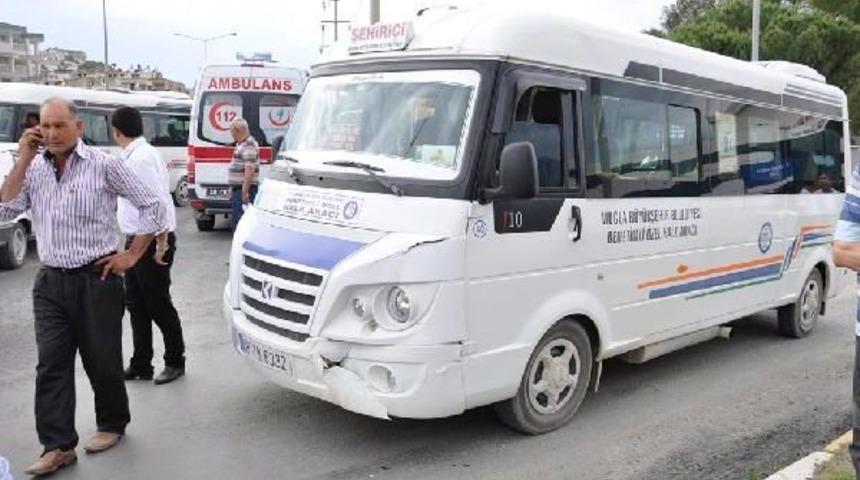 Servis Ve Yolcu Minib&uuml;s&uuml; &Ccedil;arpıştı: 4 Yaralı