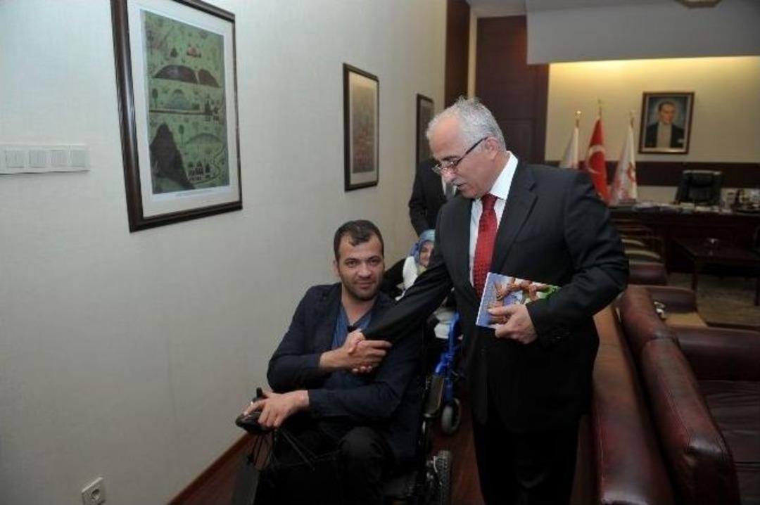 İstanbul&rsquo;dan Gelen Ortopedik Engelliler Derneği Vali Tuna&rsquo;yı Ziyaret Etti