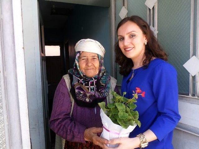 Tebev’den Emektar Annelere Çiçek 1