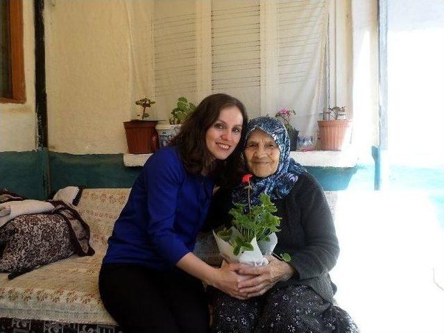 Tebev’den Emektar Annelere Çiçek 2