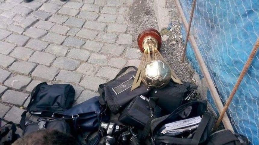 Polis Ekipleri Erdoğdu Lisesi&rsquo;nin D&uuml;nya Şampiyonu Olarak Kazandığı Kupayı Da Aradı